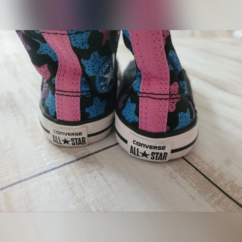 Converse Sz 5 Kids High-Top Sneakers
